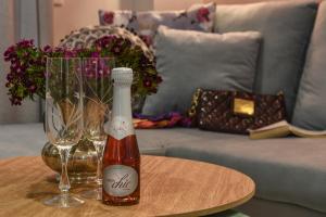 Ein Tisch mit einer Flasche und Gläsern auf einem Sofa in der Unterkunft Suite 16 in Korfu-Stadt