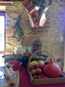 una mesa cubierta con una cesta de frutas y hortalizas en Ma maison de couture, en Urval 40 fotos más