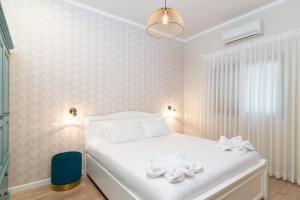 a bedroom with a white bed with white sheets at Yehuda Central Park by TLV2RENT in Tel Aviv