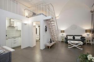 フィレンツェにあるラ カーサ ビアンカのリビングルーム(階段、ソファ付)