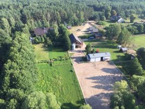 eine Luftansicht eines Bauernhofs mit Scheune in der Unterkunft Agroturystyka Stajnia Zwierzyniec in Międzychód