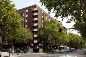 un edificio en una calle de la ciudad con un semáforo en Agumar, en Madrid