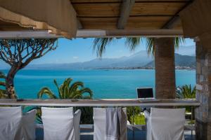 stół z laptopem i widokiem na ocean w obiekcie Skajado Holiday Apartments w mieście Stalida