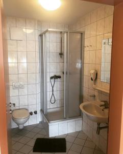 Koupelna v ubytování Gasthaus-Pension zum Löwen