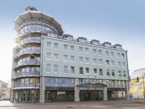 ein großes weißes Gebäude mit einer Spirale in der Unterkunft DORMERO Hotel Dessau-Roßlau in Dessau