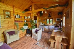 uma sala de estar de um chalé de madeira em Chalet à fleur de rêve em Maroilles
