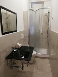 uma casa de banho com um chuveiro, um lavatório e um WC. em Il Sogno Apartments em Monterosso al Mare