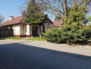 una casa con entrada de ladrillo frente a una casa en Restauracja Zajazd Trefl en Czarlin