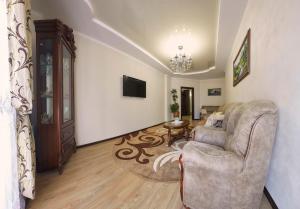 - un salon avec un canapé et une télévision dans l'établissement Luxury Apartament 2, à Trouskavets