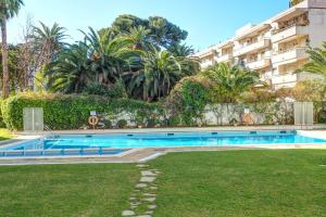una piscina frente a un edificio en Clarimar Apartment by Hello Homes Sitges, en Sitges