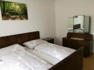 Ein Bett oder Betten in einem Zimmer der Unterkunft Haus Klara
