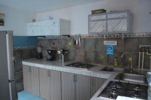 Η κουζίνα ή μικρή κουζίνα στο Lima Limon Candelaria Hostel