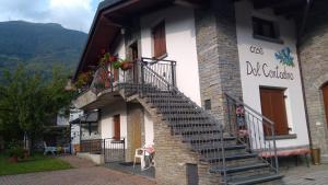 budynek ze schodami na boku w obiekcie Casa Vacanza Dal Contadino CIR O17063 w mieście Alpe Strencia