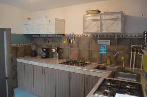 Η κουζίνα ή μικρή κουζίνα στο Lima Limon Candelaria Hostel