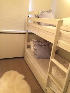 a room with a bunk bed with a rug at Residentie TYL - Leopoldlaan 122 in Knokke-Heist