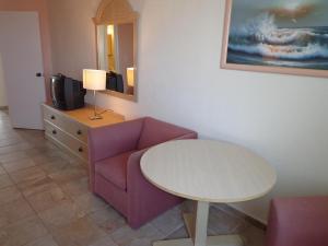 Kuchyň nebo kuchyňský kout v ubytování Isle of Palms Motel