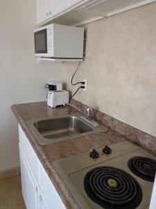 Η κουζίνα ή μικρή κουζίνα στο Beach Terrace Motor Inn
