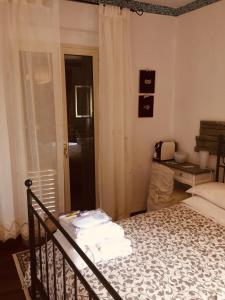 Postel nebo postele na pokoji v ubytování Casa tipica siciliana patronale home BedandBreakfast TreMetriSoprailCielo Camere con vista, colazione interna in terrazzo panoramico + 37 fotografií