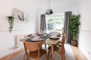 a dining room with a wooden table and chairs at Moda Stays - Oxford House in Birmingham