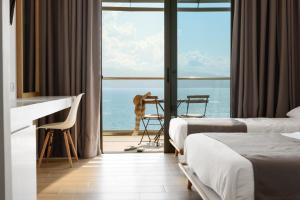 Habitación de hotel con 2 camas y vistas al océano en Epirus Hotel, en Sarandë