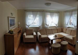 a living room with a couch and a table at Villa Mechelinka in Mechelinki
