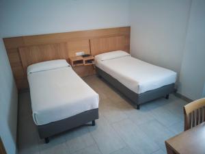 Postel nebo postele na pokoji v ubytování Hotel Abadi