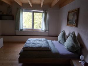 A bed or beds in a room at Bio Hof Moosburg am See mit Sauna