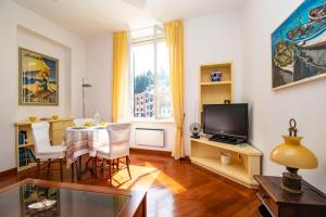 Televízia a/alebo spoločenská miestnosť v ubytovaní Julia by PortofinoHomes