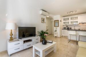En TV eller et underholdningssystem på Adriatic Queen Rooms & Apartments