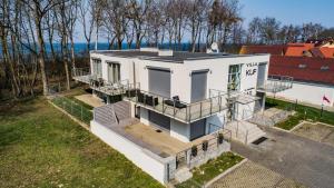 una vista aérea de una casa blanca con balcón en Villa Klif, en Rewal