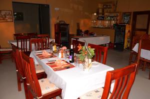 Ресторан / й інші заклади харчування у Irungu Forest Safari Lodge