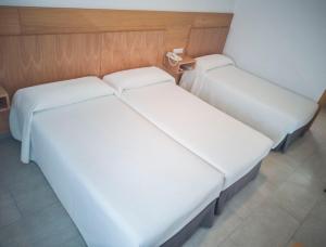 Postel nebo postele na pokoji v ubytování Hotel Abadi