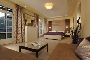 Un pat sau paturi într-o cameră la Hotel & Gasthof Fürberg