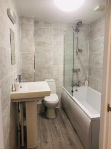 uma casa de banho com um lavatório, um WC e uma banheira em One bedroom apartment, no 4 em Ilfracombe