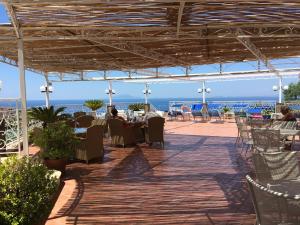 a restaurant with a view of the ocean at Hotel Dania in Sorrento