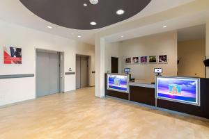 TV a/nebo společenská místnost v ubytování Studio 6 Austin Airport