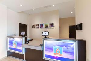 TV a/nebo společenská místnost v ubytování Studio 6 Austin Airport