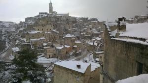 vistas a una ciudad cubierta de nieve en Sax Barisano en Matera