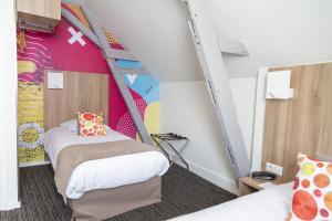 Postel nebo postele na pokoji v ubytování Logis Hôtel Chaptal, Amboise