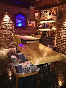 una mesa de madera y sillas en una habitación en Kayıbeyi Hotel & Restaurant, en Bursa