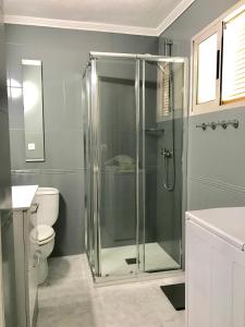 un bagno con doccia e WC di Gran Park Benidorm a Benidorm