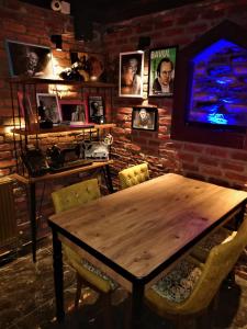 Cette chambre comprend une table et des chaises en bois ainsi qu'une télévision. dans l'établissement Kayıbeyi Hotel & Restaurant, à Bursa