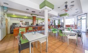 une salle à manger avec des tables et des chaises dans un restaurant dans l'établissement LA POSADA DE HIGUERUELA, à Higueruela