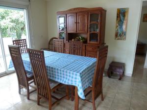 comedor con mesa, sillas y armario en Le Miougane, en Ravine des Cabris 6 fotos más