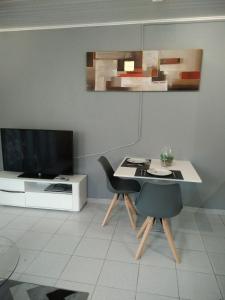 TV a/nebo společenská místnost v ubytování Studio Valreas Avec Piscine
