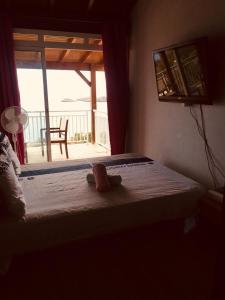 un dormitorio con una cama con un animal de peluche en 13 residence belle de nuit, en Bouillante