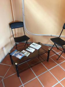 dwa krzesła i stolik kawowy na podłodze w obiekcie 13 residence belle de nuit w mieście Bouillante
