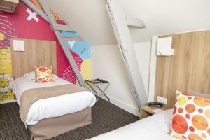 Postel nebo postele na pokoji v ubytování Logis Hôtel Chaptal, Amboise