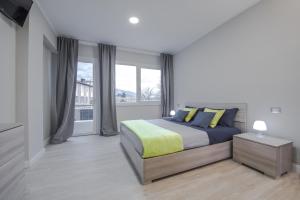 una camera da letto con un letto e una grande finestra di Guest House Foligno Porta Romana a Foligno