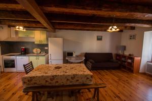 ein Wohnzimmer mit einem Bett und eine Küche in der Unterkunft Village de Nasbinals Aubrac Electro Vélo in Nasbinals